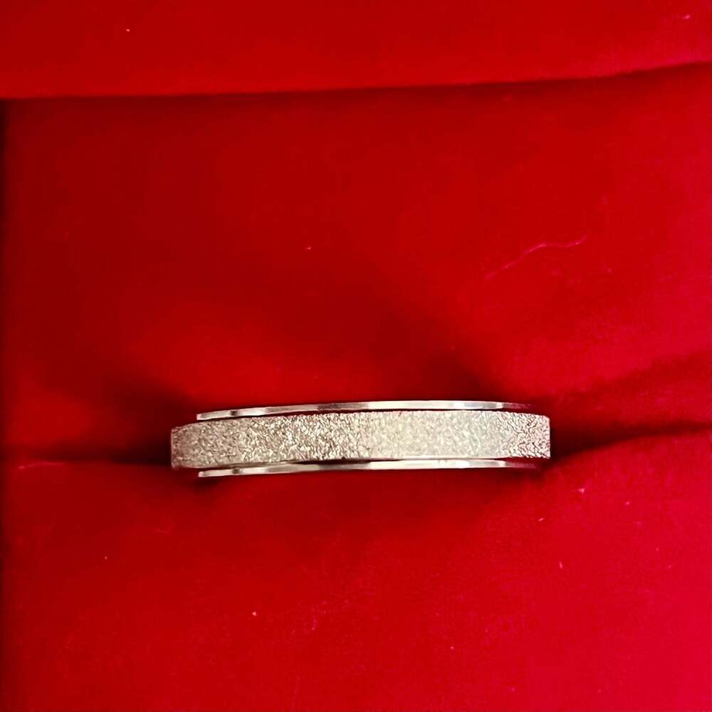 Jeulia Titanium Steel Silver Textured 4mm Band Ring Size 9